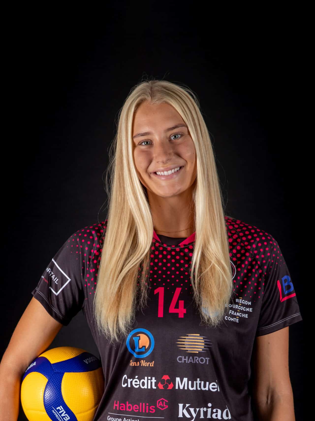 https://sens-volley.com/wp-content/uploads/2022/09/JULIA-1280x1706.jpg